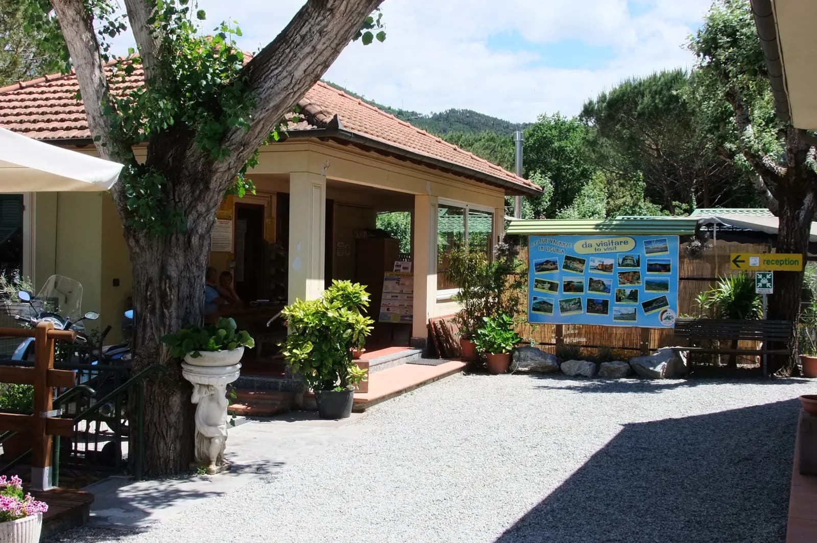 Camping Fossa Lupara reception surrounded by trees and plants